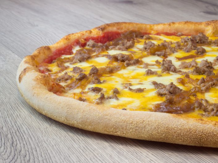 la pizza burger, chez l'authentique pizzeria c'est possible à livrer ou à emporter - ingrédients Tomate, Mozzarella, Viande hachée , Cheddar, Oignons confits