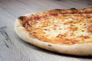 Simple mais toujours efficace cette pizza marguerite disponible en livraison ou à emporter chez l'Authentique Pizza - ingrédients Tomate, Mozzarella