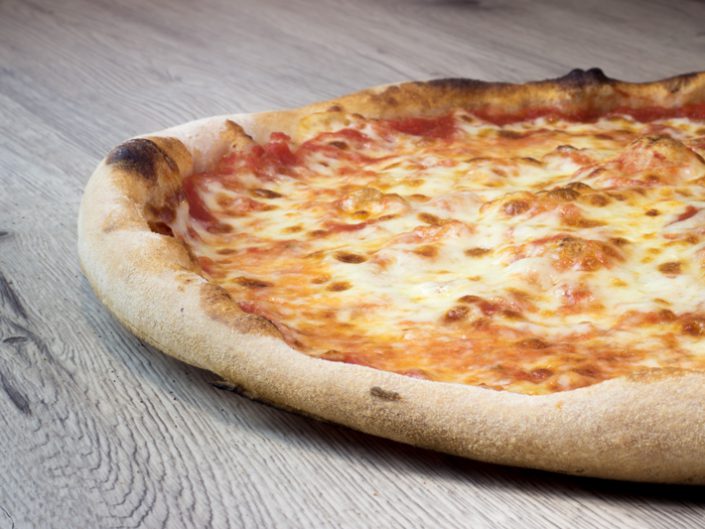 Simple mais toujours efficace cette pizza marguerite disponible en livraison ou à emporter chez l'Authentique Pizza - nice Nord ingrédients Tomate, Mozzarella