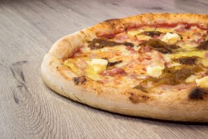 commander des pizza à l'authentique pizza à Nice 06 - la pizza reblochon ingrédients Tomate, Mozzarella, Reblochon, lardons, Oignons confits