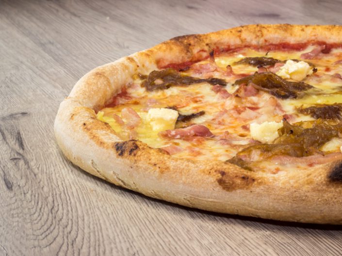 commander des pizza à l'authentique pizza à Nice 06 - la pizza reblochon ingrédients Tomate, Mozzarella, Reblochon, lardons, Oignons confits