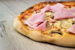 la reine des pizzas disponible a faire livrer ou à deguster sur place à cimiez ingredients Tomate, Mozzarella, Champignon, Jambon Cuit