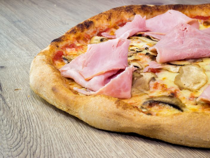 la reine des pizzas disponible a faire livrer ou à deguster sur place à cimiez ingredients Tomate, Mozzarella, Champignon, Jambon Cuit