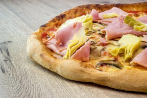 Il y a les 4 saisons de Vivaldi et il y a la Pizza 4 Saisons de l'Authentique Pizza à Nice 06100 Nice Centre - Ingrédients Tomate, Mozzarella, Champignon, Jambon cuit, Artichaut