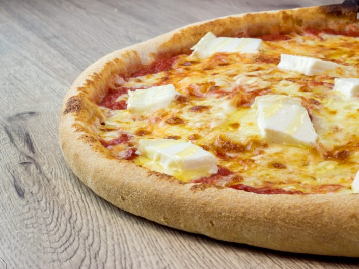 l'association chèvre miel sur cette somptieuse pizza ingredients Tomate, Mozzarella, Chèvre, Miel