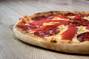 Pizzeria sur Nice Cimiez dans les Alpes Maritimes propose de vous livrer sa pizza Chorizo - Ingrédients Tomate, Mozzarella, Chorizo, Poivron