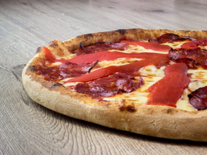 Pizzeria sur Nice dans les Alpes Maritimes propose de vous livrer sa pizza Chorizo - Ingrédients Tomate, Mozzarella, Chorizo, Poivron