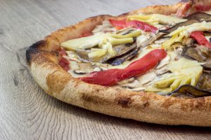 Commandez votre Pizza Végétarienne chez L'authentique Pizza à Nice et Faites vous livrer - Ingrédients Tomate, Mozzarella, Champignon, Aubergine, Poivron, Artichaut