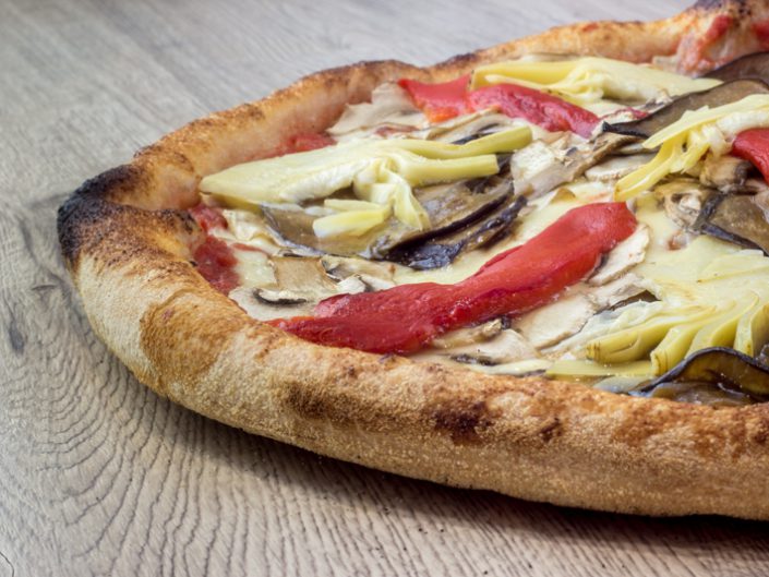 Commandez votre Pizza Végétarienne chez L'authentique Pizza à Nice et Faites vous livrer - Ingrédients Tomate, Mozzarella, Champignon, Aubergine, Poivron, Artichaut