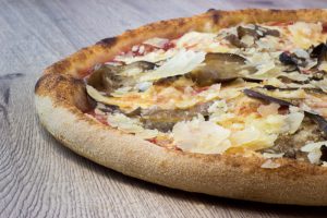 commander une pizza sur nice cimiez comme la pizza aubergine - Ingrédients Tomate, Mozzarella, Aubergine, Copeaux de Parmiggiano Reggiano (22/24 mois d'affinage)