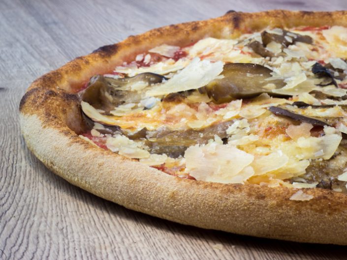 commander une pizza sur nice centre comme la pizza aubergine - Ingrédients Tomate, Mozzarella, Aubergine, Copeaux de Parmiggiano Reggiano (22/24 mois d'affinage)
