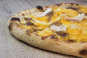 l'authentique pizza poulet en commande sur nice - Crème fraiche, Mozzarella, Poulet, Oignons confits, Cheddar