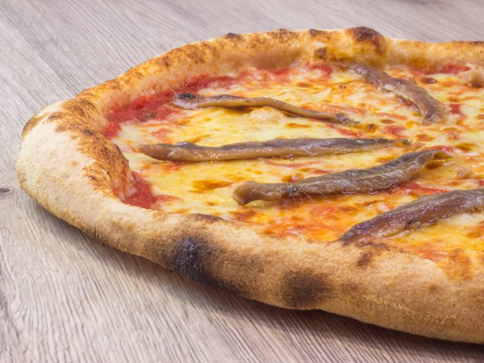 Un succès en Italie pour cette Pizza Napolitaine en commande chez l'authentique Pizzeria Resto à Nice Libération - ingrédients Tomate, Mozzarella, Anchois